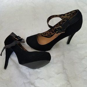 Black velvet heels (fit like an 8)